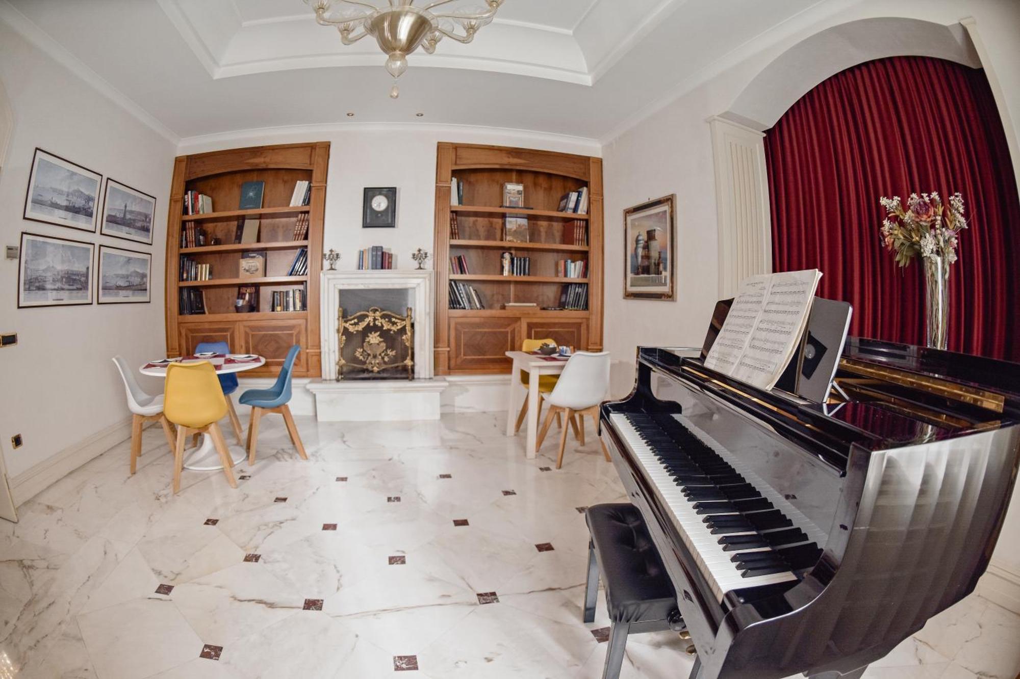 Al Centro Luxury Home กาแซร์ตา ภายนอก รูปภาพ