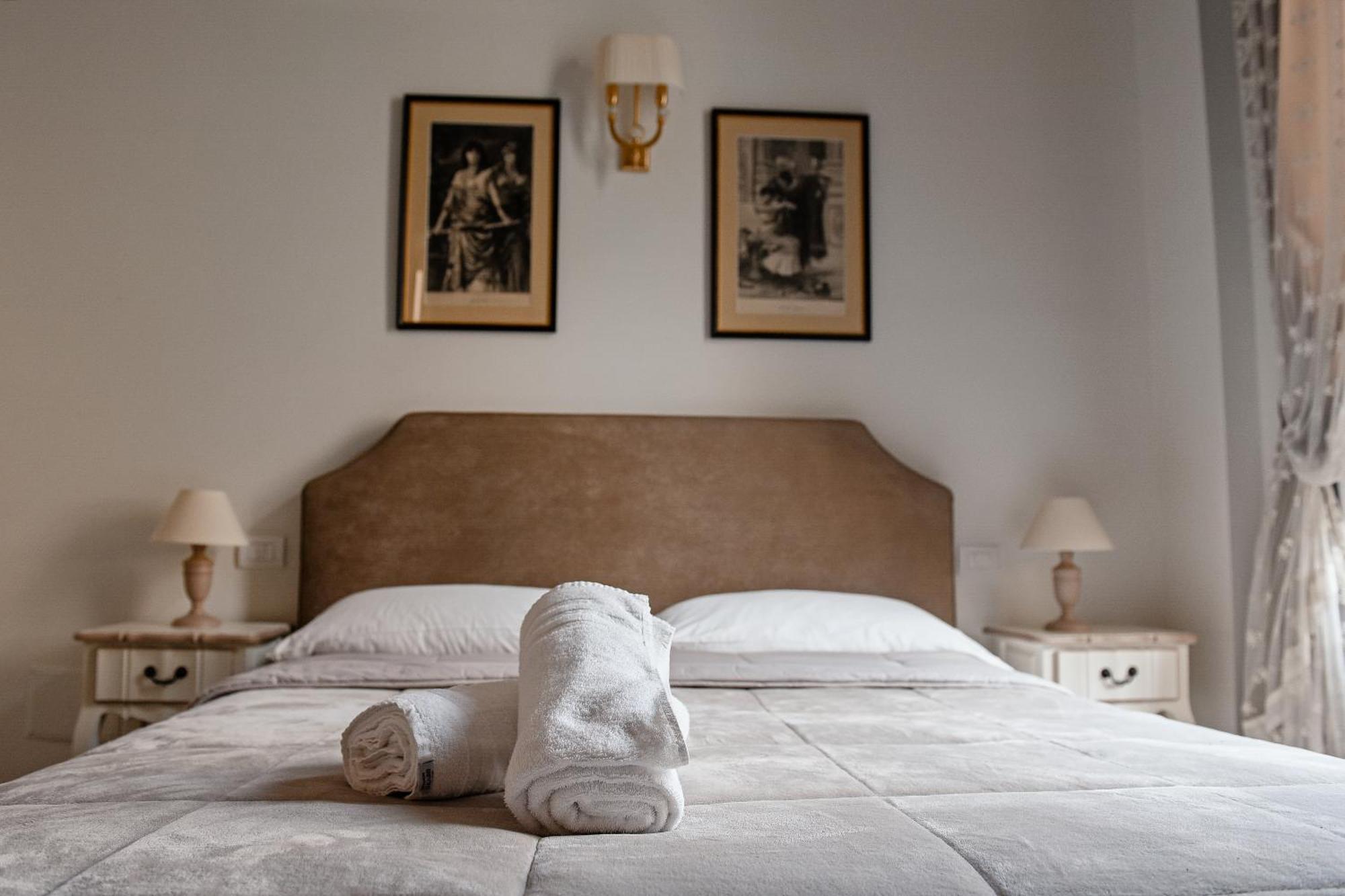 Al Centro Luxury Home กาแซร์ตา ภายนอก รูปภาพ